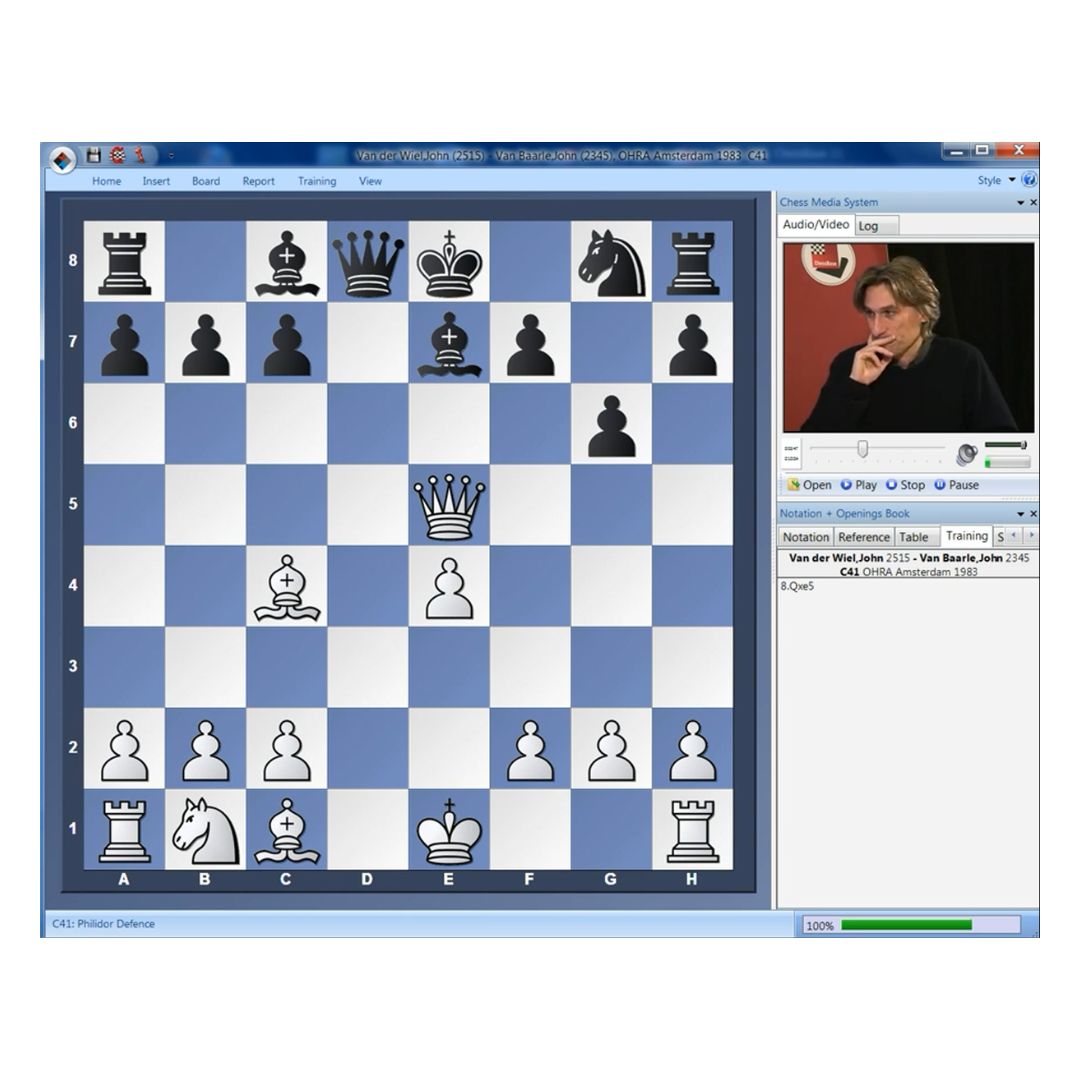 Daniel King sidder og tænker over en stilling på et skakbræt med blå og hvide felter, hvor hvid står med en stor fordel