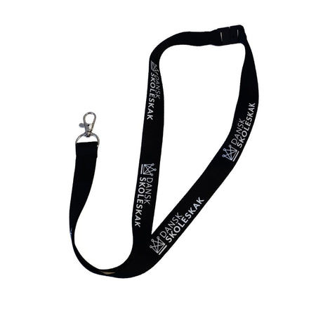 Keyhanger med sort bånd der har påtrykt dansk skoleskaks logo, der for enden har en super stabil kabinehage, så nøglerne opbevares sikkert