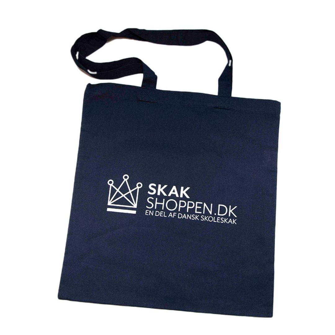 Siden af en blå mulepose i stop med skakshoppen.dk en del af dansk skoleskak trykt på siden