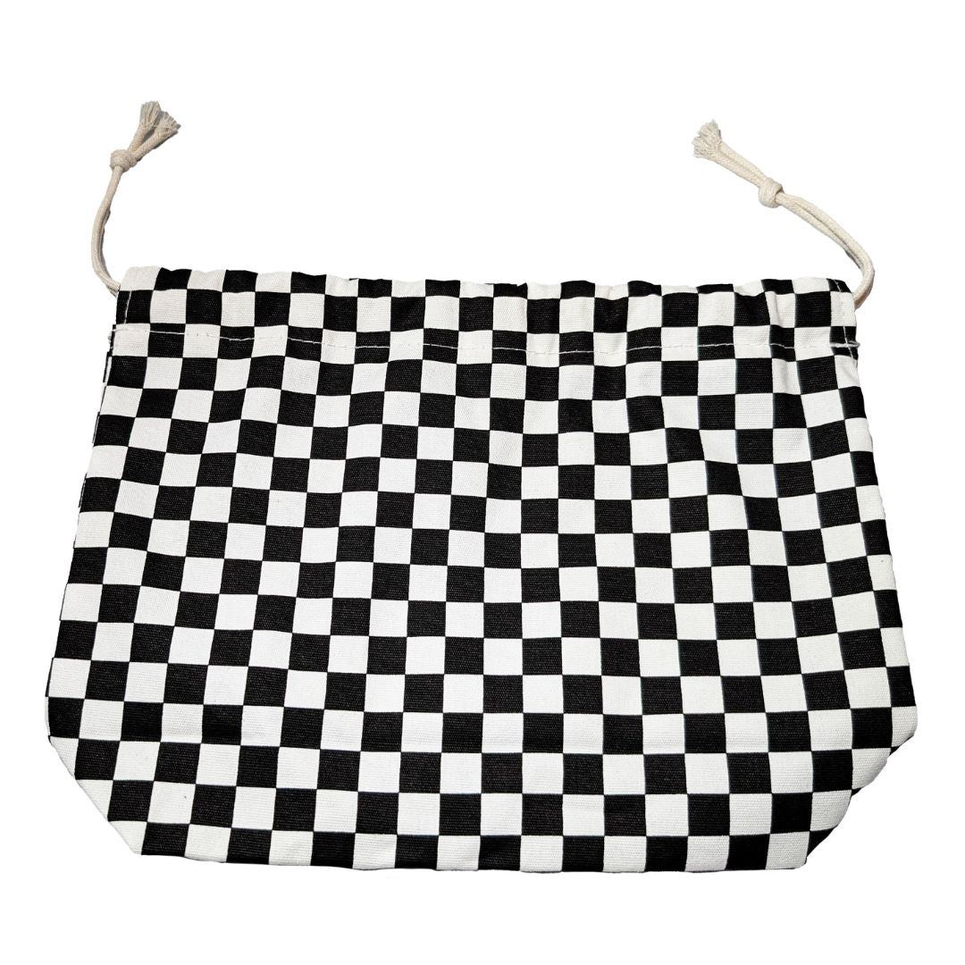 Skakternet brikpose lagt flat udfoldet på en hvid baggrund med bomuldsnore oppe i luften