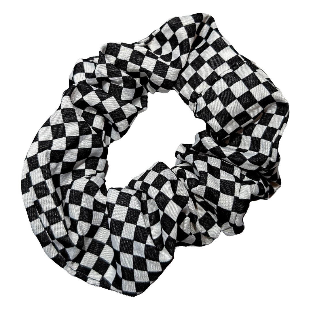 skakternet scrunchie hårelastik med små skaktern - prikken over i'et til det skakkede outfit