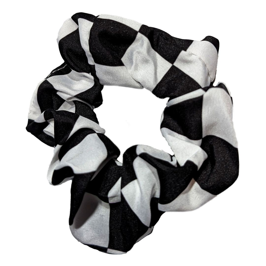 skakternet scrunchie med store skaktern placeret på en hvid baggrund. Moderigtig skakpåklædning