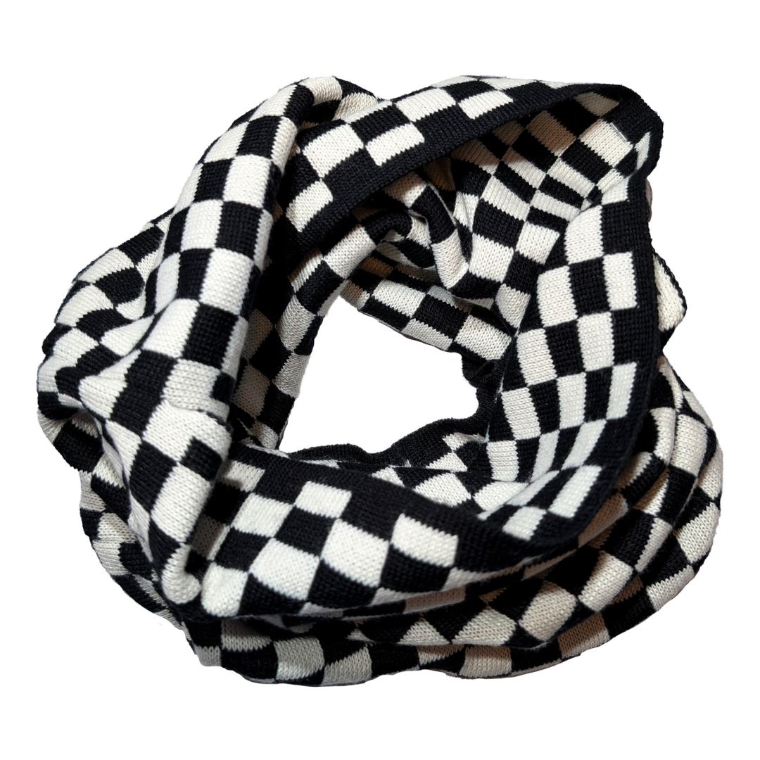 Skakternet halsedisse i sort og hvid på en hvid baggrund