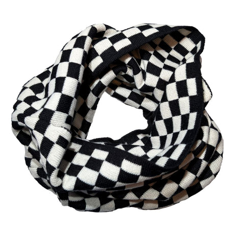 Skakternet halsedisse i sort og hvid på en hvid baggrund