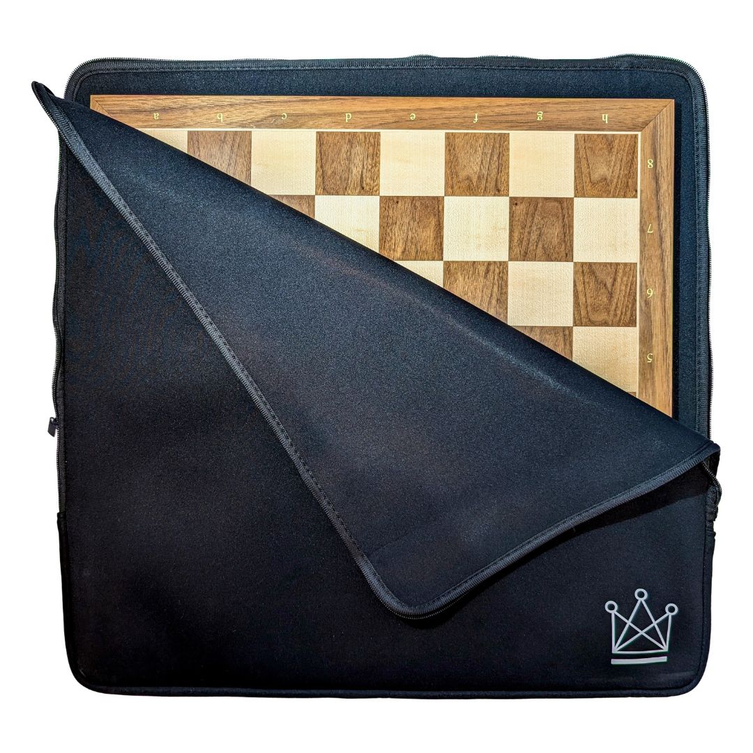 Cover til skakbræt med et skakbræt i valnød placert i for sikker opbevaringo g transport