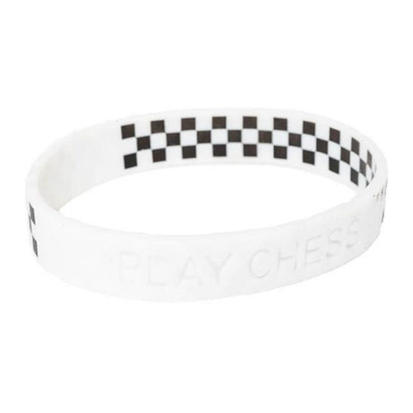 Armbånd med skaktern og skriften PLAY CHESS indgraveret på siden - det perfekte armbånd til skakspilleren