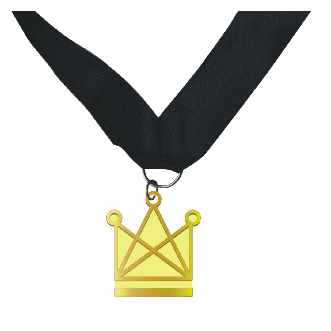 Guldmedalje med sort bånd og en flot guldkrone, der symboliserer Dansk Skoleskaks logo og de pædagogiske værdier i skakspillet