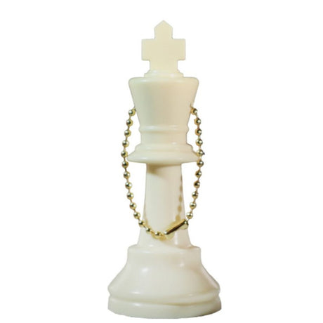 En hvid konge med kæde gennem toppen af skakbrikken der tillader den at indgå i et nøglebund