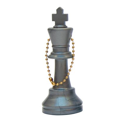 Nøglering som skakbrik i en sølvfarvet statur som konge