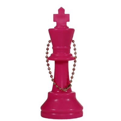 En pink konge skakbrik der kan fungere som nøglering solgt af skakshoppen