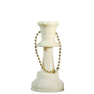 Hvid dronning som nøglering med en kæden gennem den øverste del af skakbrikken