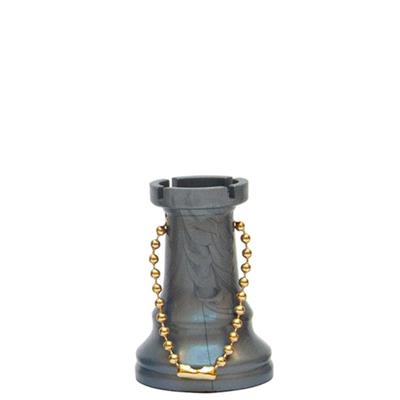 Skakbrikken tårnet sølvfarvet med en gul kæde gennem skakbrikken så den kan fungere som nøglering