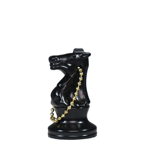 Sort springer skakbrik med en gul kæde gennem hovedet, så skakbrikken kan fungere som en nøglering