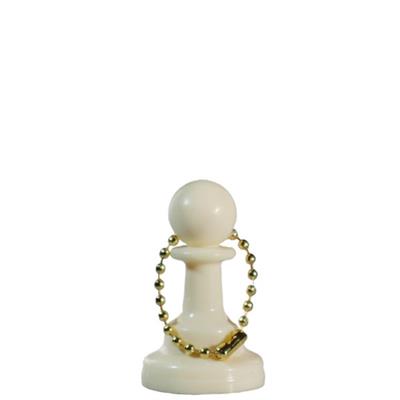 Skakbrikken som nøglering med en lille æde gennem toppen af skakbrikken