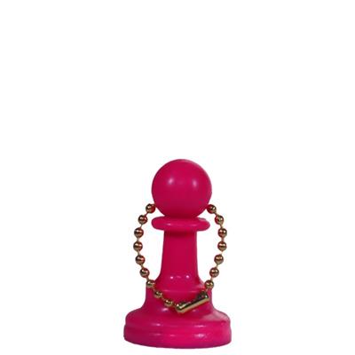 Pink skakbrik bonde med kæde gennem toppen af brikken så den kan fungere som en nøglering op en hvid baggrund