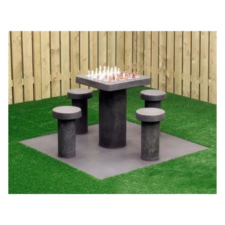 Skakbord i beton med plads til fire personer og skakbrikker stående ovenpå