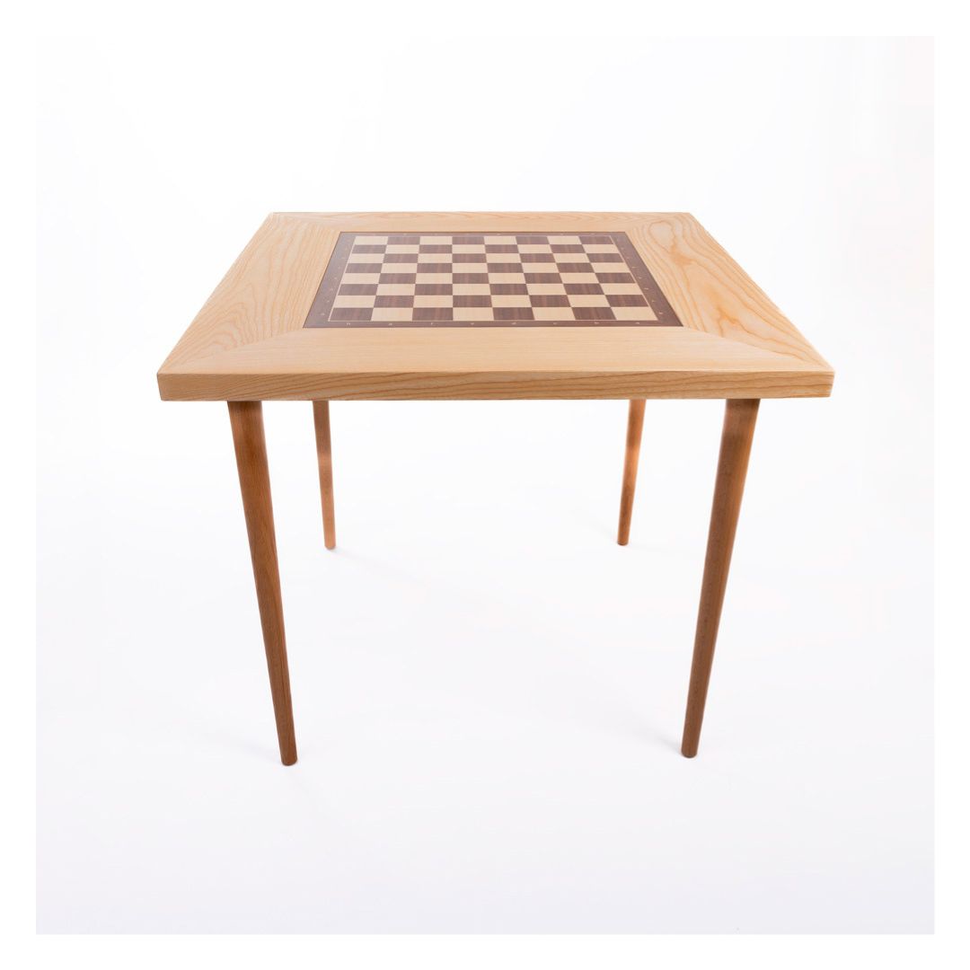 Et stort, brunt og flot skakbord i ask med et skakbræt i valnød placeret i midten
