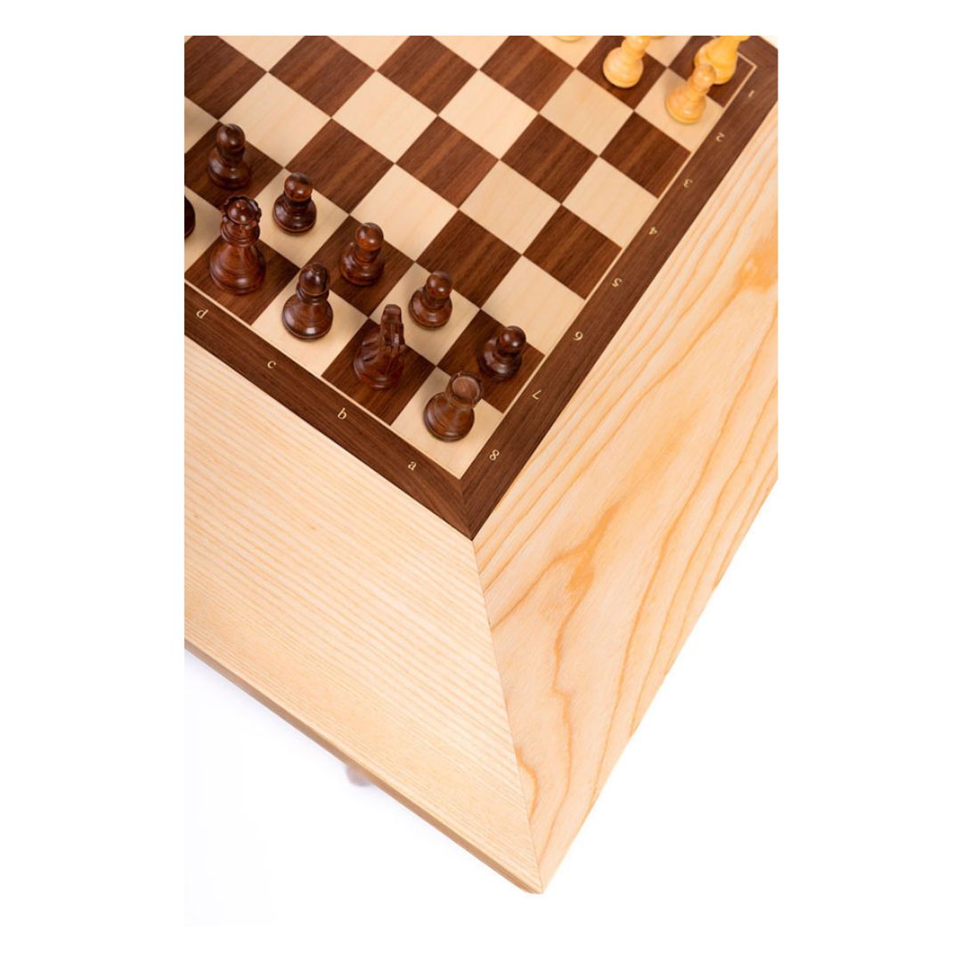 hjørnet af et skakbord i træ med flotte kanter og et skakbræt med brikker på i midten