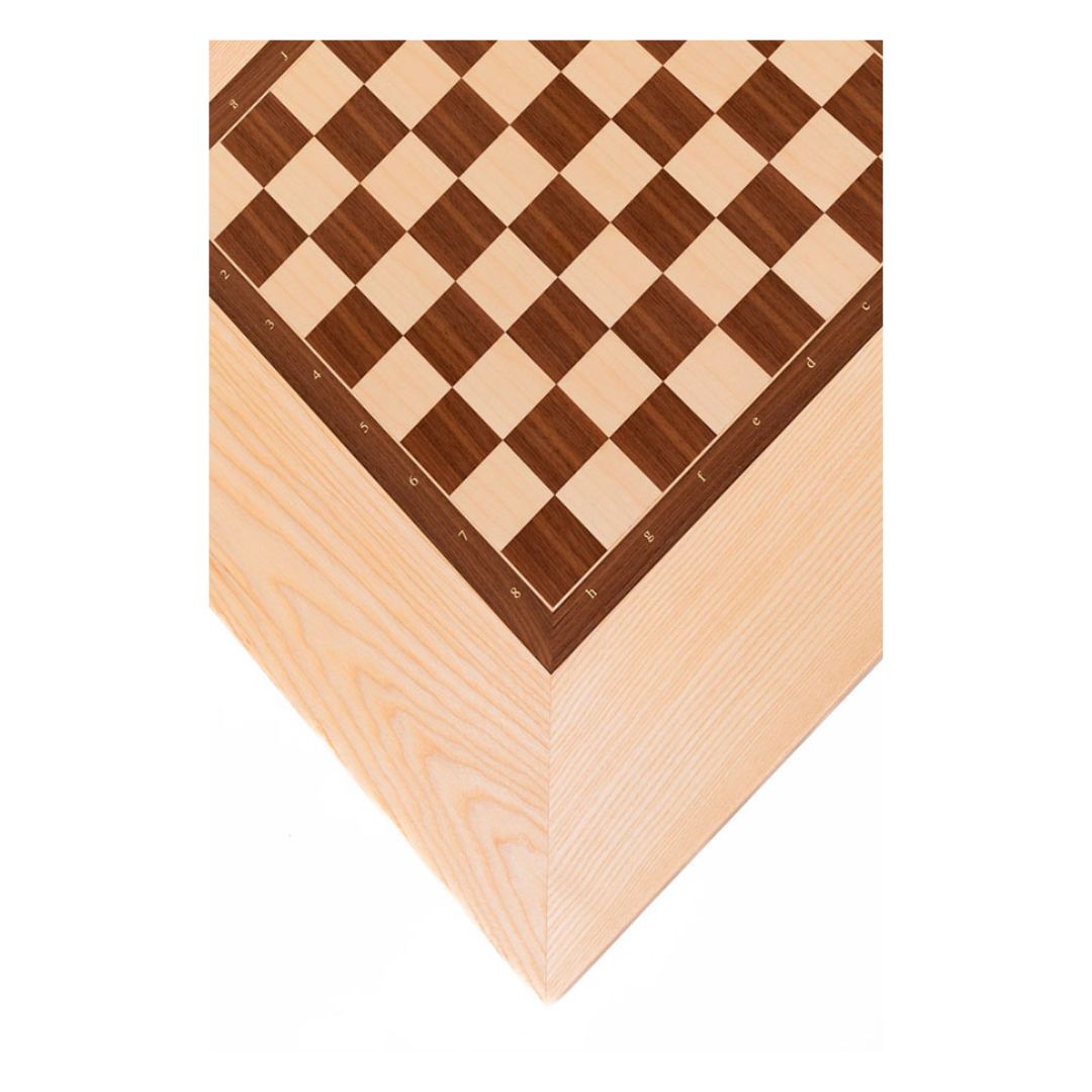 flot skakbord med forskellige brune farver i det fjerne hjørne af et skakbræt