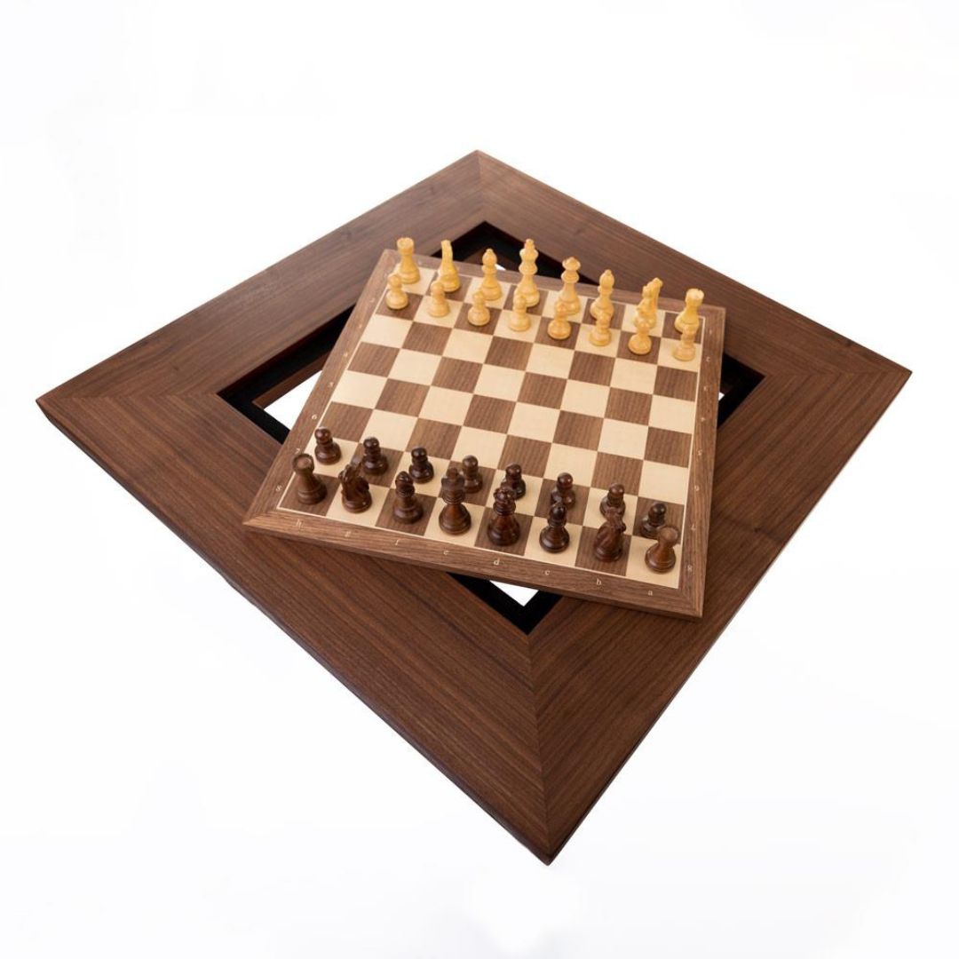 Skakbord i træ der viser hvordan skakbrættet i valnød kan tages ud og erstattes af et andre bræt med officielle mål