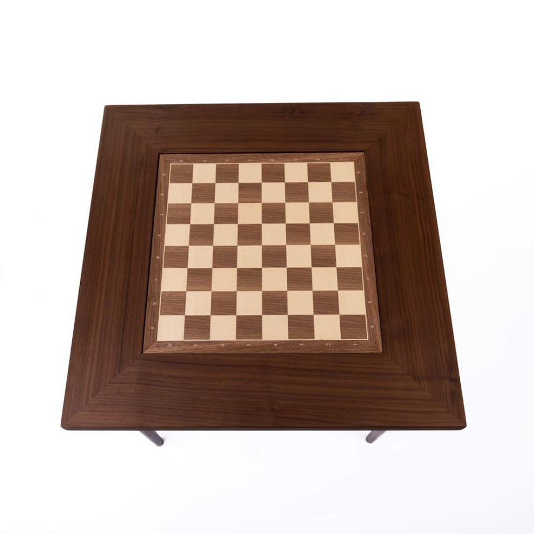 Skakbord i valnød set ovenfra i flotte luksuriøse brune nuancer der sætter rammerne for mange timers skakspil