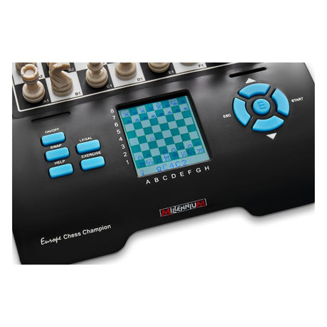 Skakcomputer til begynder skakspiller med blå knapper og et klart display, der viser skak opstillingen, en engelsk åbning