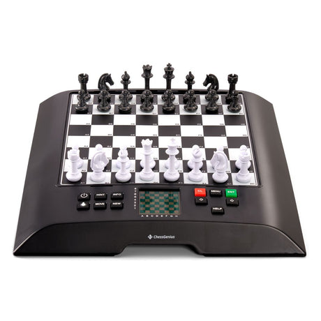 Chess genius skakcomputer i sort og hvid med notation på felterne til begynder skakspilleren