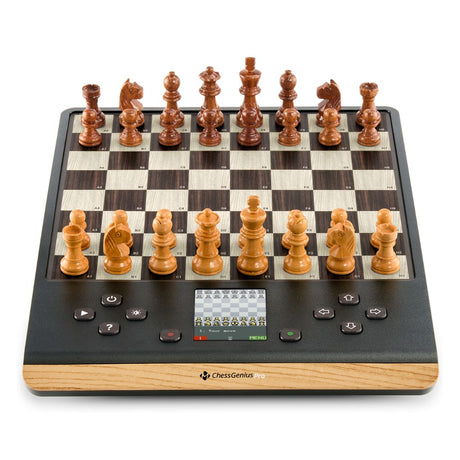 ChessGenius Pro skakcomputer med træbrikker på et trælook-skakbræt