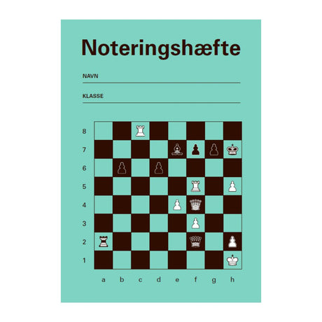 Noteringshæfte fra Danskskoleskak i en klar turkis farve med mulighed for at skrive navn og klasse på over et stort skakbræt, hvor sort er ved at sætte skakmat