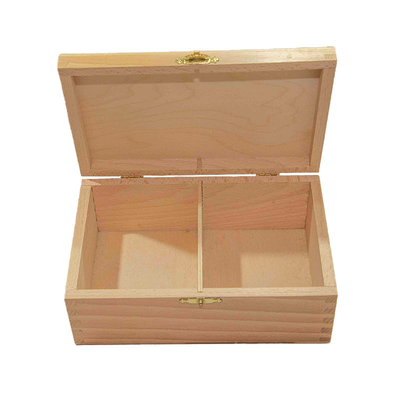 Åben trææske i lyst træ til skakbrikker med en træplade i midten, der sørger for at skakspilleren kan opbevare sine brikker sorteret efter farve