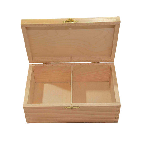 Åben trææske i lyst træ til skakbrikker med en træplade i midten, der sørger for at skakspilleren kan opbevare sine brikker sorteret efter farve