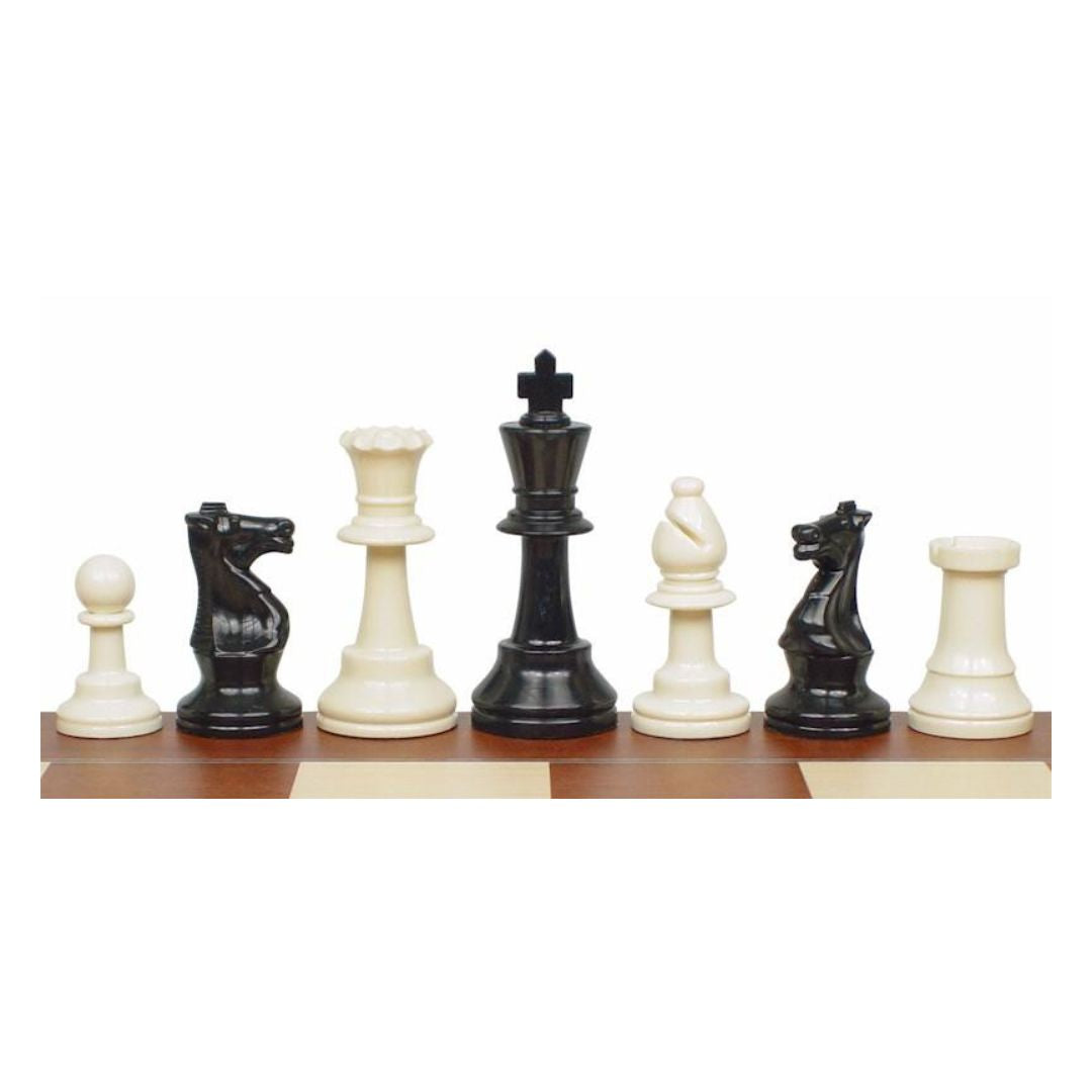 Dansk skoleskak plastik skakbrikker i klasiisk staunton design såtende på siden af et skakbræt