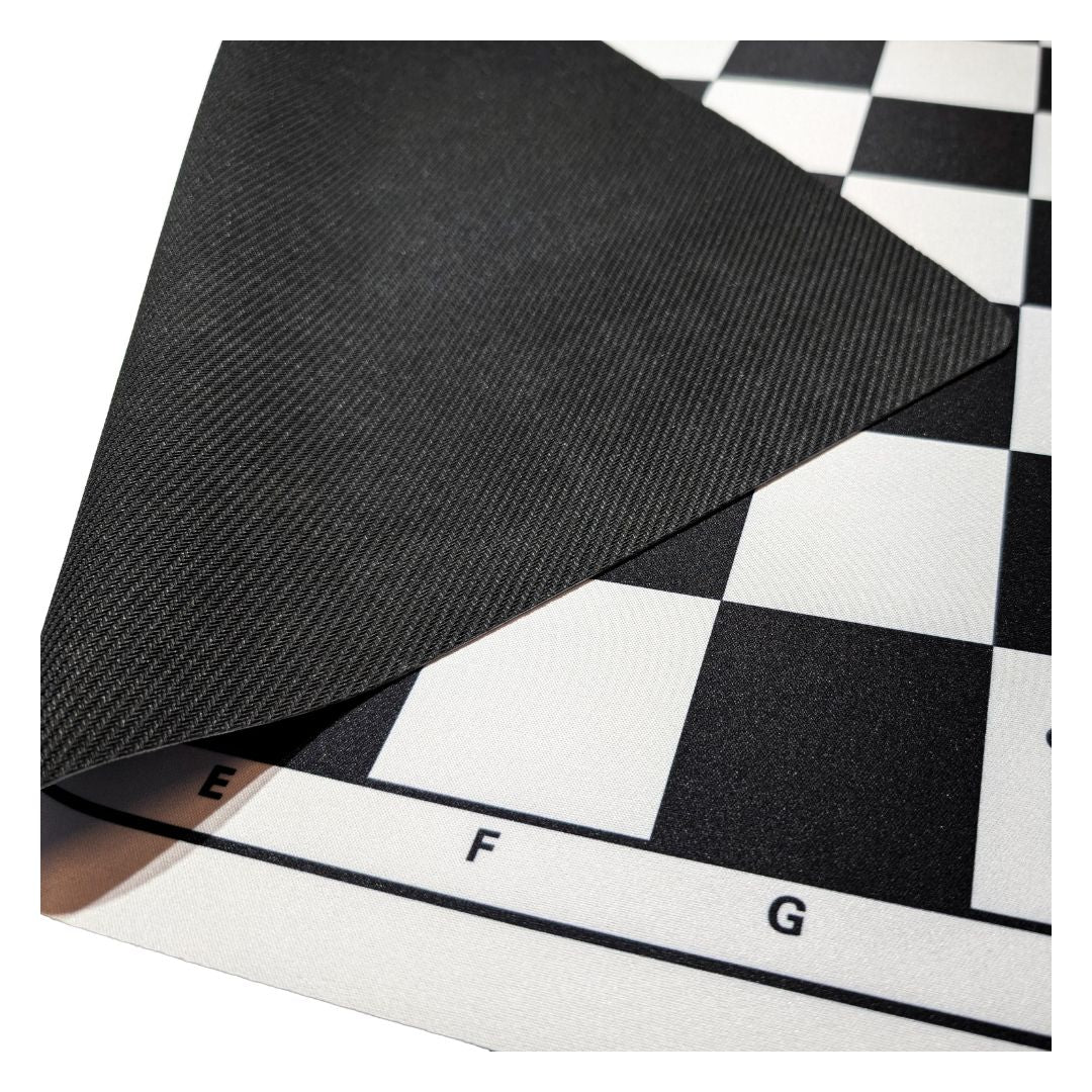 Skakbræt i musemåtte kvalitet med det ene hjørne foldet op