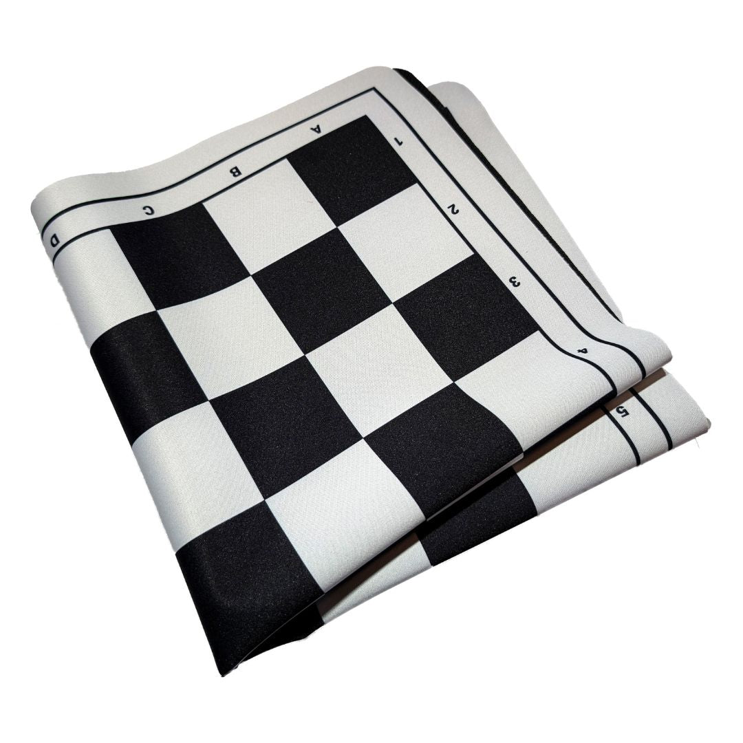Sammenfoldet musemåtte skakbræt i sort og hvidt praktisk til transport og opbevaring