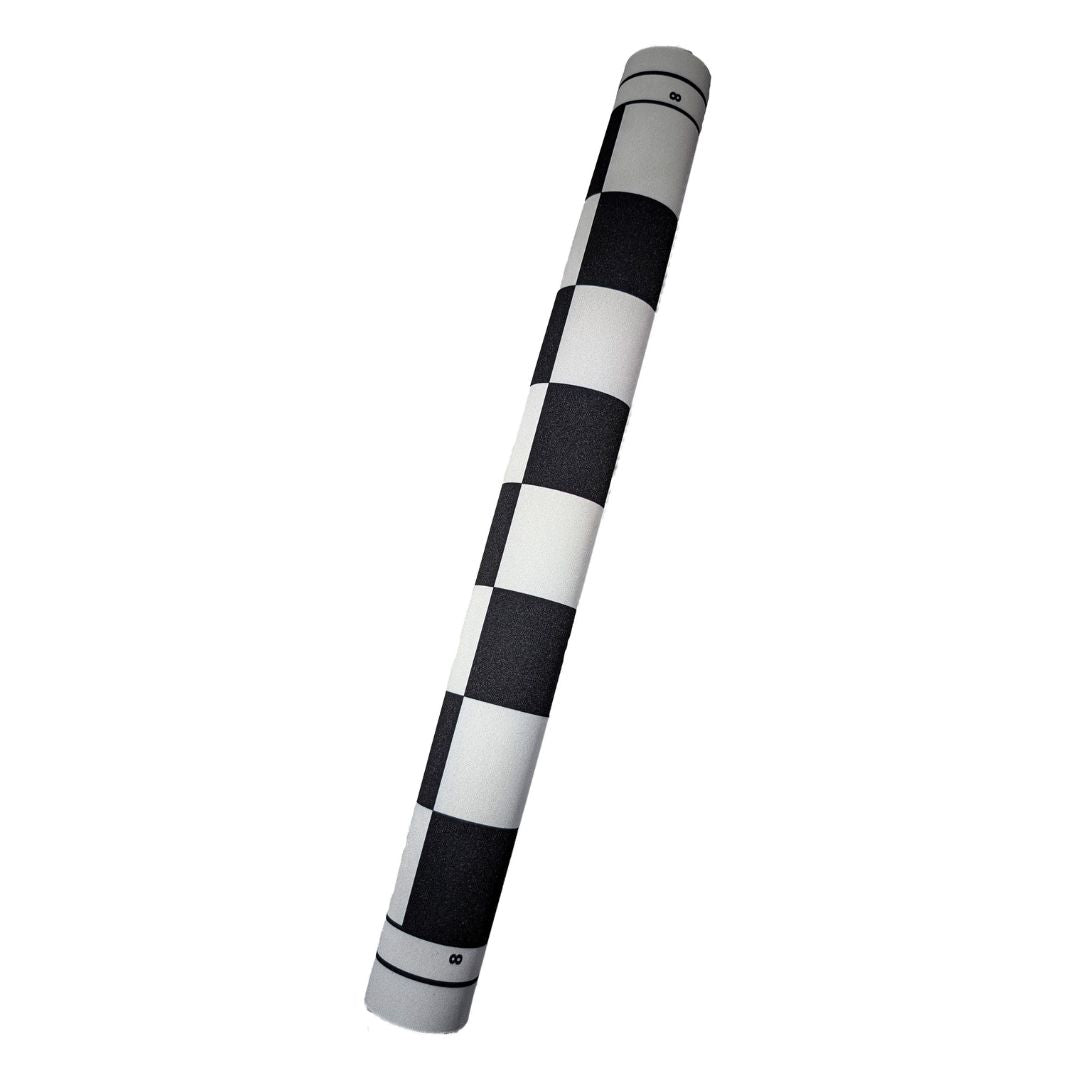 Rulbart musemåtte skakbræt rullet sammen i sorte og hvide farver med dansk skoleskaks logo