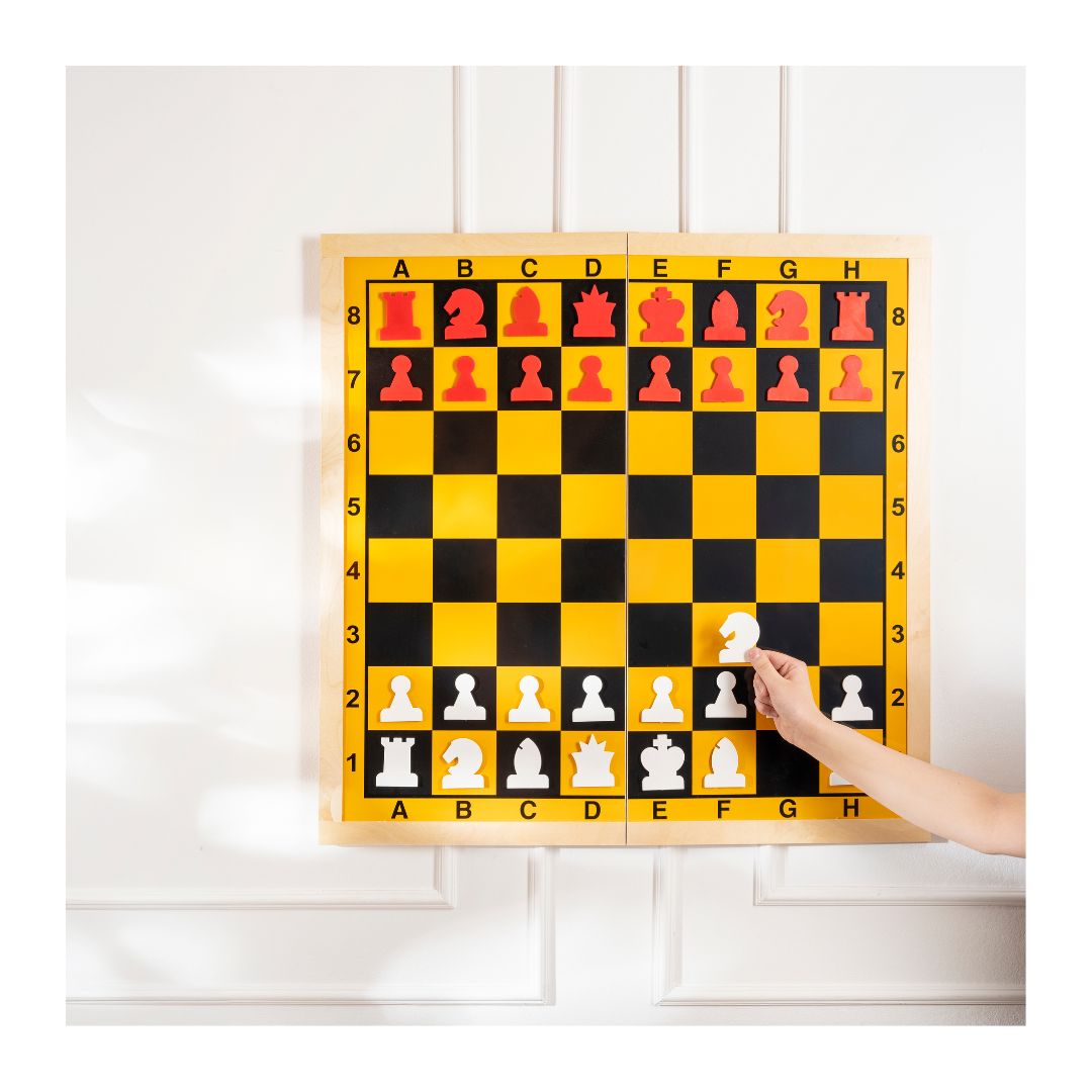 Demobræt hvor der spilles et træk springer fra G1 til F3 som er Reti-åbningen i skakspillet