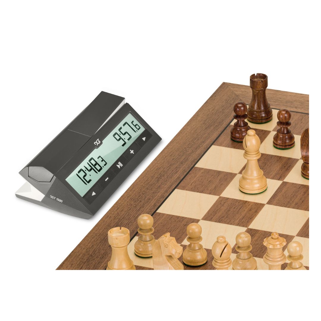 DGT1500 skakur placeret foran et skakspil i træ - solgt af skakshoppen en del af dansk skoleskak