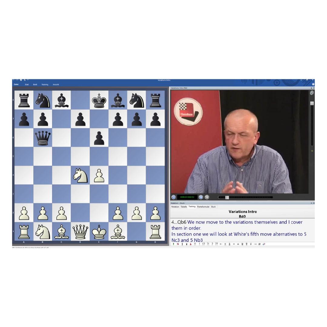 Andrew Martin analyserer en stilling i en sidevariant i siciliansk forsvar med de sorte skakbrikker på et skakbræt med hvide og blå felter