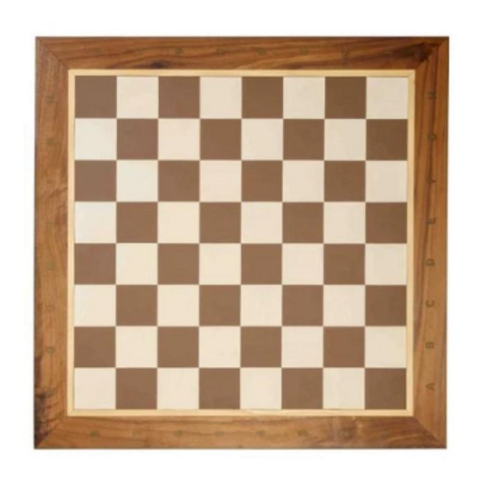 Et klassisk skakbræt i træ med valnødderamme og algebraiske koordinater (A-H, 1-8) trykt på siderne. Brættet har lyse og brune felter og er tomt.