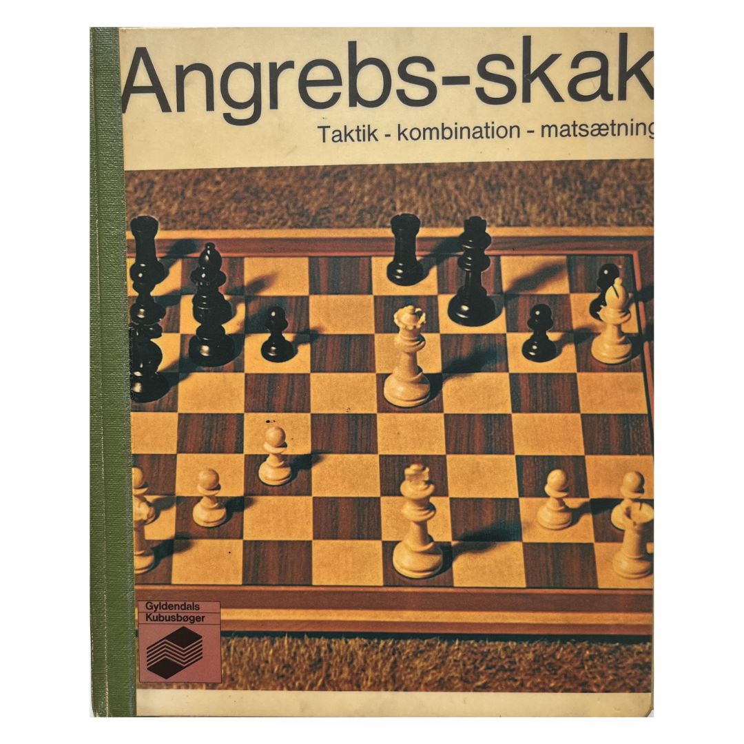 Forside af bogen Angrebs-skak af Svend Novrup.