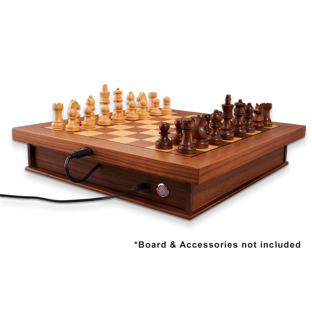 Millennium luxe cabinet med en skakcomputer i træ placeret ovenpå sammen et sæt skakbrikker i træ og en ledning i apperatet