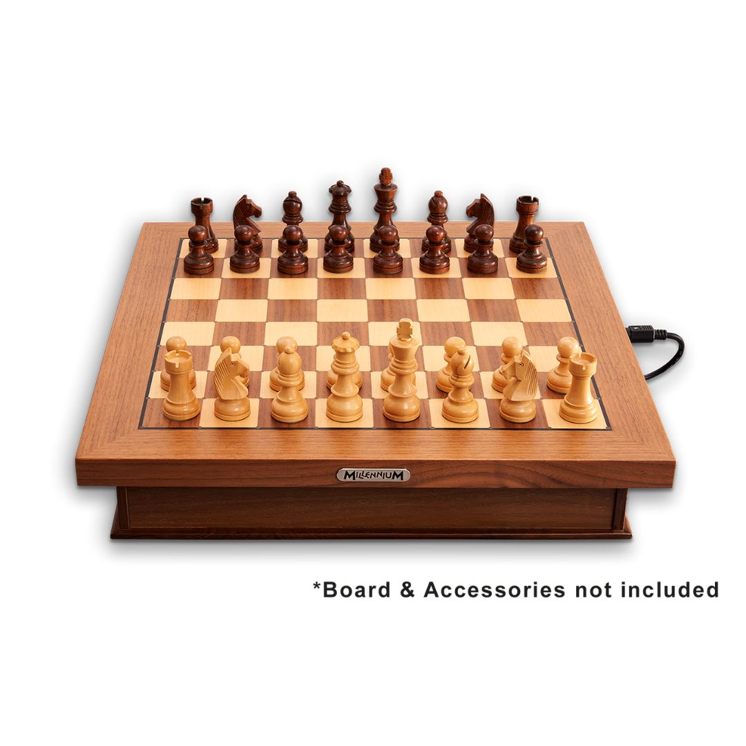 Skakcomputer fra millennium placeret på luxe cabinet med strøm i og skakbrikker stående på skakbrættet