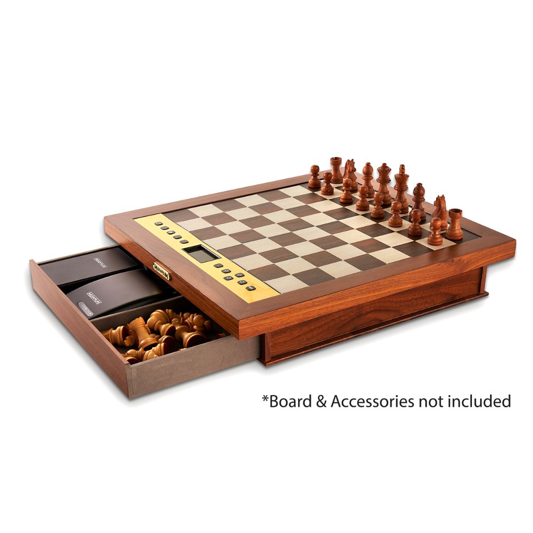 Millennium the king performance på luxe cabinet med de sorte brikker stående på skakbrættet mens de hvide ligger placeret i skuffen sammen med chess link og chess volt