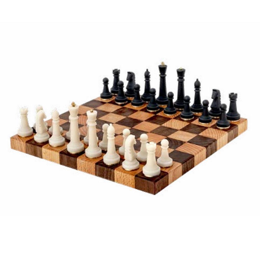 Nomad The Portable Chess Set fuldt opstillet på hvid baggrund. Eksklusivt transportabelt skakbræt i valnød og bøg med hvide og sorte brikker.