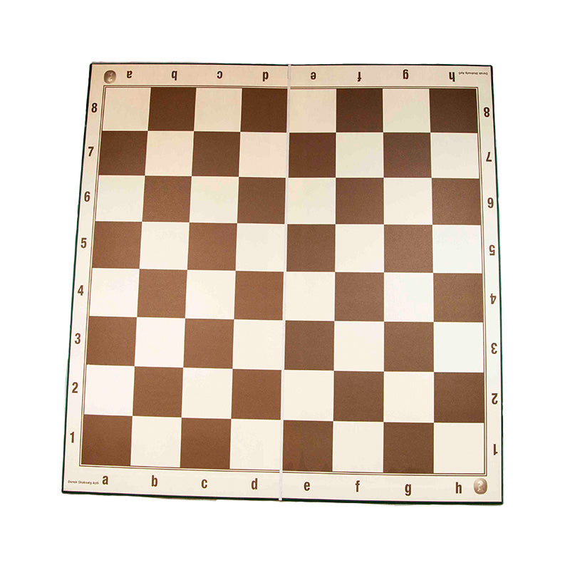 Skakbræt i karton med dansk skak unions logo printet i hjørner og hvide og brune felter med notation