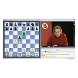Chessbase's serie i fritztrainer powerplay viser daniel king der sidder med langt hår i en rød striktrøje og ananlyserer dronninggambit