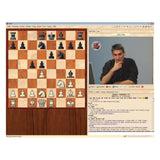 Stormester daniel king ananlyserer et skakparti på computeren i programmet chessbase på dvd