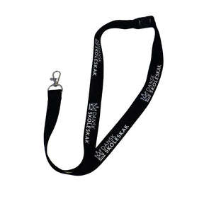Keyhanger med sort bånd der har påtrykt dansk skoleskaks logo, der for enden har en super stabil kabinehage, så nøglerne opbevares sikkert