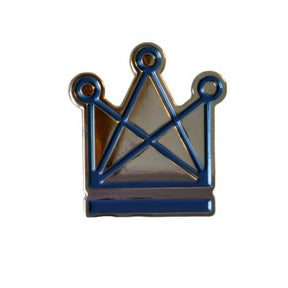Pin med Dansk Skoleskaks logo, en kongekrone i blå på en brun baggrund