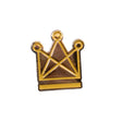 Pin nål med Dansk Skoleskaks logo en dronning med en streg under i en gul solskinsfarve